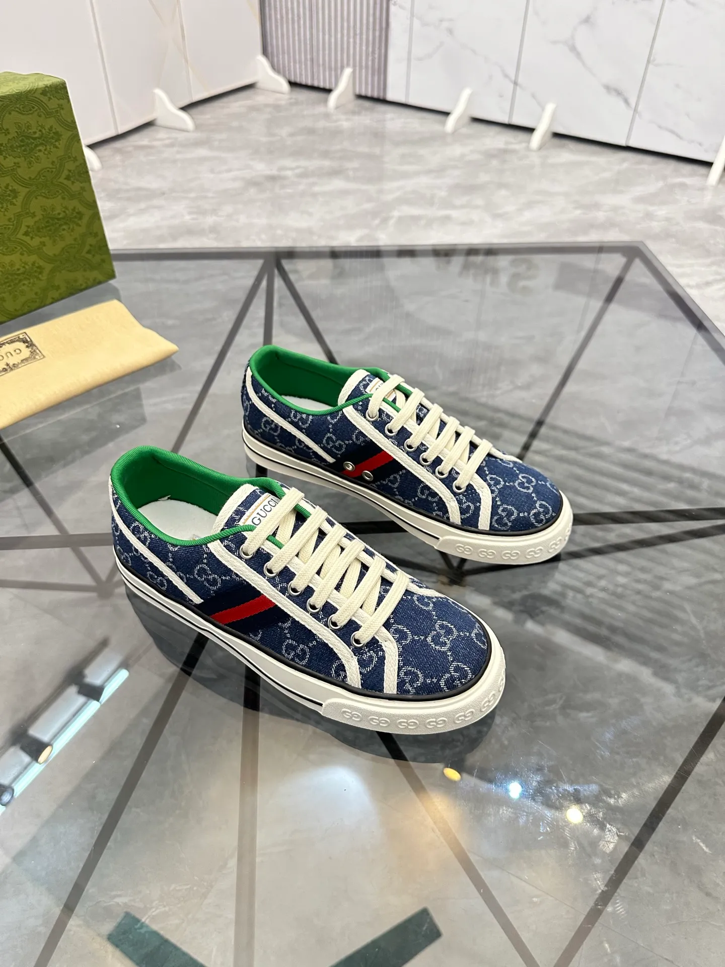 Men's shoes: 💰P360¥ Product trademark: Gucci* "Gucci*" low-cut casual shoes Regular size: 38-44 (can be customized to 45.46.) Product materials: Original material from the upper counter, breathable lining, original outsole. Number: 661